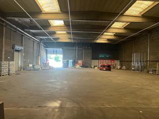Magazijn Unit A : 1.863m² + kantoor 561m² - Magazijn Unit B : 957m² + kantoor 247m²Gebouwspecificaties Unit A- 2 sectionele poort- Gerenoveerde...