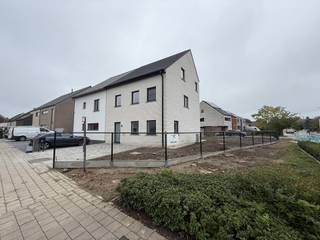 LEDE - NIEUWBOUW HoB vlakbij de dorpskern.<br /><br />Inschrijven voor het geplande bezoekmoment kan via onze website => www.immoderas.be<br /><br />Deze gloednieuwe woning bevindt zich op wandelafstand van het centrum. Verschillende winkels, openbaar vervoer/ het station, scholen zijn vlot bereikbaar. De E40 bevindt zich op maximaal 10 minuten rijden van de woning.<br /><br />De woonst omvat op het gelijkvloers: Een inkomhal met apart toilet en mogelijkheid tot vestiaire, zeer ruime &amp; lichtrijke leefruimte met volledig geïnstalleerde open keuken (vaatwasser, oven, microgolfoven, inductiekookplaat, koelkast, véél kastruimte) én aanpalende ruime berging. Op de 1e verdieping is er een apart toilet, 2 middelgrote en één grote slaapkamer(s), badkamer met dubbele wastafel, douche en ligbad. Op de bovenste verdieping beschikt de woning over 2 grote slaapkamers en een technische (berg)ruimte.<br /><br />De leefruimte en keuken geven beiden uit op een ruim terras, omgeven door een grote grastuin met tuinhuis (tuin &amp; gazon worden in het voorjaar aangelegd, beukenhaag langsheen de afsluiting eind oktober). <br /><br />Het energieverbruik blijft tot een minimum beperkt door de verregaande isolatie, gecombineerd met de 10 zonnepanelen, warmtepomp en vloerverwarming.