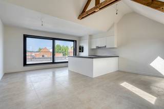 Ruim appartement met twee slaapkamers en groot terras te koop in Beveren Leie.Het appartement is gelegen op de tweede verdiepingIndeling :inkom,...