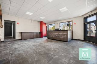 <p><span>Ben je op zoek naar een interessante opbrengsteigendom in het hart van Mechelen? Dan is dit pand zeker een opportuniteit!</span></p><p><span>Op het gelijkvloers bevindt zich een ruime handelsruimte van ca. 83 m² met tal van mogelijkheden. Dankzij de twee toegangen en grote raampartijen geniet deze ruimte van een uitstekende zichtbaarheid en veel natuurlijke lichtinval.</span></p><p><span>Op de eerste verdieping vind je een gezellig appartement met een open keuken en leefruimte, een praktische berging, badkamer en een slaapkamer met charmante houten vloer.</span></p><p><span>De tweede verdieping herbergt een knusse studio met open leefruimte en keuken, badkamer en een slaapkamer ingericht als hoogslaper.</span></p><p><span>Het gebouw geniet van een mooie lichtinval en is uitstekend gelegen in het centrum van Mechelen, op wandelafstand van winkels, horeca en openbaar vervoer.</span></p><p><span>Een veelzijdig pand met sterk rendementspotentieel!</span></p><p><span> </span></p><p><span>Interesse? Aarzel niet te lang om ons te contacteren voor meer informatie of een bezoek! (info@demakelaardij.be of 015/20.20.82)</span><span> </span></p>