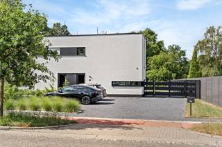 Een Open Huis met Pré Sale houdt in dat er eenmalig een bezoekmoment plaatsvindt op maandag 3 augustus 2026 tussen 9u00 en 17u00 (afspraak maken verplicht) tijdens welke u de woning kan bekijken. Indien u interesse heeft om de woning aan te kopen, dient digitaal een bod uitgebracht te worden, en uiterlijk 8 augustus 2026 om 17u00, via het daartoe bestemde online biedingsplatform. De gegevens hiervan worden na uw bezoek via mail verstuurd.<br /> <br />Op deze manier heeft elke kandidaat-koper dezelfde kans om de woning te bezichtigen en een bod uit te brengen. De verkoper zal na ontvangst van alle biedingen beslissen of hij/zij al dan niet verkoopt aan de kandidaat-koper met de beste voorwaarden.<br /><br />Bent u op zoek naar een energiezuinige, instapklare woning op een toplocatie? Dan is deze prachtige BEN halfopen bebouwing aan Terboekt 26 beslist een bezoek waard.<br /><br />Deze moderne woning combineert comfort, energiezuinigheid en een strategische ligging. Met een uitstekende EPC-score A (23 kWh/m²/jaar), een bruikbare vloeroppervlakte van 172 m² (bron EPC), 3 slaapkamers, een goed uitgeruste keuken en een praktische berging/wasplaats, en een volledig omheinde tuin op een perceel van 486 m², biedt deze woning alles wat de hedendaagse koper én investeerder zoekt.<br /><br />Troeven van de woning<br />Instapklare BEN-woning met EPC-label A (23 kWh/m²/jaar)<br />172 m² bruikbare vloeroppervlakte (bron EPC)<br />Halfopen bebouwing<br />3 slaapkamers<br />Goed uitgeruste keuken<br />Praktische berging/wasplaats<br />Energiezuinig wonen met bijzonder lage energiekosten<br />Onderhoudsvriendelijke, volledig omheinde tuin van 486 m²<br />Elektrische toegangspoort voor extra comfort en veiligheid<br />Eigen oprit met ruime parkeermogelijkheden<br />Rustige en residentiële ligging<br />Topligging nabij ZOL Genk<br /><br />De woning is gelegen in de gegeerde woonomgeving Terboekt, een rustige en groene buurt met een uitstekende bereikbaarheid. Het Ziekenhuis Oost-Limburg (ZOL) Genk bevindt zich op slechts enkele minuten afstand, wat deze locatie bijzonder aantrekkelijk maakt voor gezinnen, zorgprofessionals en investeerders. Daarnaast bevinden scholen, winkels, openbaar vervoer en belangrijke invalswegen zich in de onmiddellijke omgeving. De combinatie van een aangename woonomgeving en een centrale ligging maakt deze buurt bijzonder geliefd.<br /><br />Ook een interessante investering<br /><br />Deze woning is niet alleen een ideale gezinswoning, maar vormt eveneens een uitstekende opbrengsteigendom. Dankzij de hoge energiezuinigheid, de gunstige ligging nabij het ZOL en de aanhoudende vraag naar kwalitatieve huurwoningen in de regio, biedt dit pand een aantrekkelijk verhuurpotentieel en een duurzame investering voor de toekomst.<br /><br />Kortom, een unieke opportuniteit voor wie op zoek is naar een instapklare, energiezuinige woning met veel comfort, een uitstekende ligging en een sterk investeringspotentieel.