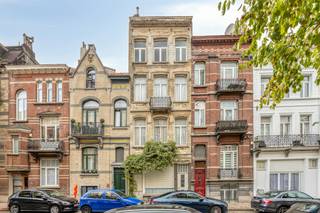 Een authentieke ruime burgerwoning op een gegeerde locatie in Schaarbeek, met een uitzonderlijk potentieel en tal van mogelijkheden.<br /><br />Droomt u van een ruime gezinswoning, een combinatie van wonen en werken of een woonconcept waarbij verschillende generaties onder één dak kunnen samenleven? Deze woning biedt tal van perspectieven om een invulling te creëren die aansluit bij uw persoonlijke wensen en toekomstplannen mits de nodige stedenbouwkundige en reglementaire voorwaarden worden nageleefd.<br /><br />De architectuur, de authentieke uitstraling en de mogelijkheden tot een flexibele indeling maken van deze eigendom een bijzonder interessante opportuniteit voor wie op zoek is naar meer dan een klassieke woning.<br /><br />Vandaag stedenbouwkundig erkend als een ééngezinswoning.<br /><br />De ligging nabij het groene Josaphatpark vormt een bijkomende troef. Dit geliefde park staat bekend om zijn groene omgeving en aangename wandelmogelijkheden en biedt een welkome verbinding met de natuur, midden in het stedelijke leven van Schaarbeek.<br /><br />Een woning met een verleden, ruimte voor ideeën en mogelijkheden voor de toekomst.<br /><br />Indeling: kelders - gelijkvloers en 4 verdiepingen.<br /><br />Laat u inspireren door het potentieel van deze bijzondere eigendom en ontdek hoe u hier uw eigen woon- of werkverhaal kunt realiseren.<br /><br />Individuele bezoeken uitsluitend op afspraak.