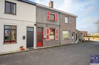 <strong>De ligging</strong><br />Uitermate <strong>rustig gelegen woning</strong> (op het einde van een doodlopende straat) doch nabij diverse verbindingswegen en op amper 10 min. van het op- &amp; afrittencomplex van de E17 waardoor centrumsteden Gent-Kortrijk beiden op nog geen 30 min. rijden bereikbaar zijn. Achteraan de woning beschikt u over een <strong>handige uitweg</strong>. Kortom, <strong>zéér rustig gelegen doch met ideale bereikbaarheid</strong>!<br /><br /><strong>De woning</strong><br />De woning zelf dient op heden gerenoveerd te worden naar hedendaagse normen en beschikt over ondermeer <strong>2 slaapkamers</strong>, living met aanpalend keuken en badkamer alsmede een <strong>aangename tuin én grote carport </strong>op het einde van het perceel.<br /><br /><strong>De indeling</strong><br />Gelijkvloers: living - keuken - badkamer - berging - veranda - tuin en carport;<br />Verdieping: sas - twee slaapkamers.<br /><br /><strong>Kenmerken</strong><br />- Oppervlakte terrein: 266 m²<br />- Bruikbare vloeroppervlakte: <span>114 m²</span><br />- Verwarming via kachels (gaskachel en houtkachel in living)<br />- Enkel glas en aluminium raamprofielen<br />- EPC: <span>598 kWh/m² jaar/ F-label </span><br /><br /><strong>Troeven</strong><br />- Prachtig gelegen!!<br />- Handige uitweg én carport achteraan het perceel!!<br /><br />Voor meer informatie of een bezoek ter plaatse reageer via het contactformulier of stuur naar info@hckinvest.be