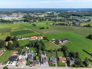 <span>Charmante woning met diverse (uitbreidings)mogelijkheden en vergund bijgebouw (momenteel ingericht als feestzaal) op een prachtig perceel van 2.012m². <br /><br />Indeling GLV: charmante inkomhal; kelder; ruime en lichtrijke woonkamer op parket met airco (2022); open ingerichte keuken; badkamer bevat toilet, douche en dubbele lavabo; berging / wasplaats met rechtstreekse toegang naar de tuin. <br /><br />1V: 2 slaapkamers (masterbedroom waren vroeger 2 slaapkamers); uittrekbare trap naar de bergzolder. <br /><br />Vooraan is de woning voorzien van parking; afgesloten poort; toegang tot aangelegd terras; vergund bijgebouw (in 2017 ingericht als feestzaal met aparte keuken); mooie diepe tuin met zicht op agrarisch gebied. <br /><br />Algemeen: <br />- Geen renovatieplicht (CV-ketel van 2020) <br />- Elektriciteit en zonnepanelen (28) conform + 3 fase aanwezig <br />- Asbestveilig <br /><br />Bekijk zeker de 360° rondgang via onze website (+ mogelijkheid tot opmeten en ontmeubelen).<br />Alle attesten zijn beschikbaar onderaan op onze website. <br />Voor meer info of een bezoek: 0472 22 22 44 of thanee@solittvastgoed.be.</span>