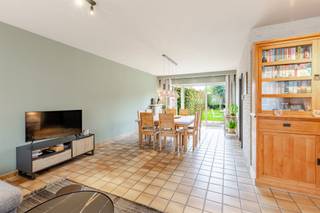 <p>Bent u op zoek naar een instapklare, ruime gezinswoning in een rustige buurt van Sint-Niklaas? Dan is deze woning zeker iets voor u!</p><p>De woning beschikt over een ruime inkomhal met gastentoilet, een lichtrijke leefruimte met pelletkachel en een volledig uitgeruste keuken met aangrenzende berging en toegang tot de garage. Via het grote schuifraam in de leefruimte komt u rechtstreeks in de aangelegde tuin met terras.</p><p>Op de eerste verdieping bevinden zich vier slaapkamers en een badkamer met douchebad, wastafel en toilet. De tweede verdieping biedt nog een extra slaapkamer en opbergruimte.</p><p>Dankzij de 12 zonnepanelen en het EPC-label B is deze woning bovendien energiezuinig.<br />De woning beschikt over een conforme elektrische keuring voor de zonnepanelen.</p><p>Troeven:<br />- EPC-label B<br />- 12 zonnepanelen<br />- tuin en terras<br />- oprit en garage<br />- 5 slaapkamers<br />-rustige ligging</p><p>Interesse?<br />Contacteer ons via margot.raemdonck@immo-zone.be of 0473/51.80.58.</p>