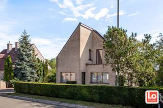 De alleenstaande op te frissen en verder af te werken woning met heel wat potentieel omvat op het gelijkvloers een inkomhal, een gezellige...