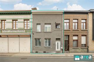 <p><span>Bent u op zoek naar een gerenoveerde opbrengsteigendom met een aantrekkelijk rendement? Dan is deze eigendom aan de Kapelstraat 127 te Hoboken zeker het ontdekken waard!</span></p><p><span>Het pand is </span><span>vergund als 2 wooneenheden</span><span> en bestaat uit een verhuurd gelijkvloers appartement en een ruime duplex. Het eigendom is gerenoveerd, beschikt over </span><span>EPC B</span><span> en is, op eventuele opfrissing na, instapklaar.</span></p><p><span>Het gelijkvloers is verhuurd aan </span><span>1.200/maand</span><span>. De duplex wordt momenteel bewoond door de eigenaar en kan potentieel verhuurd worden tot </span><span>1.800/maand</span><span>. Dit geeft een totale potentiële huuropbrengst van </span><span>3.000/maand of 36.000/jaar</span><span>. Op een verkoopprijs van 425.000 komt dit neer op een </span><span>potentieel bruto huurrendement van ca. 8,47%</span><span>.</span></p><p><span>Grootste troeven</span></p><ul><li><span>Vergund als 2 wooneenheden</span></li><li><span>Potentiële huuropbrengst 3.000/maand</span></li><li><span>Potentieel bruto rendement ca. 8,47%</span></li><li><span>EPC B</span></li><li><span>Gerenoveerd en instapklaar</span></li><li><span>Ruime zolder met extra mogelijkheden</span></li></ul><p><span>Indeling</span><span><br /></span><span>Gelijkvloers:</span><span> appartement met 3 slaapkamers, leefruimte, keuken en wasruimte/binnenterras. Momenteel verhuurd aan 1.200/maand.</span></p><p><span>Duplex:</span><span> op de 1ste verdieping bevinden zich de leefruimte, keuken, 1 slaapkamer, badkamer, berging en terras. De 2de verdieping omvat 3 slaapkamers, een badkamer en terras.</span></p><p><span>Daarboven bevindt zich een ruime zolder die nog verder ingericht kan worden.</span></p><p><span>Voor meer informatie: </span><span>Area Partners </span><span><span>INFO@area.be</span></span><span> 03/284.60.60</span></p>