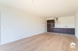 OVER HET APPARTEMENTDit volledig nieuw appartement combineert modern comfort met een uitstekende ligging. Het ruime terras met tuintje en de...