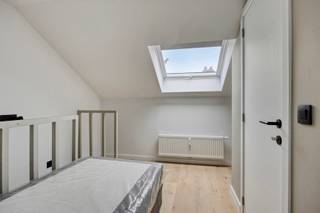 <span><span><strong>*Uniek investeringsvastgoed*</strong></span><br /><br />Aan de Stadsrand van de bruisende studentenstad Leuven namelijk op de hoek van de Naamsesteenweg met de Groenstraat kan je dit uniek opbrengstproject vinden. </span><span>Het pand is uiterst centraal gelegen, ideaal voor studenten zowel studerende in het centrum als de Campussen in Heverlee: Arenberg, UCLL, Sportkot... </span><span>Dit opbrengstpand </span><span>omvat 35 moderne entiteiten namelijk 31 kamers privatief sanitair en 4 studio's voorzien van al het nodige comfort en bemeubeling. </span><br /><br /><span>Alle entiteiten </span><span>kunnen indien gewenst voorzien worden van een verhuring.</span><span> Nettorendement 3,5%. Oplevering verbouwing start academiejaar 2024-2025.</span><br /><br /><span><strong>Wens je meer informatie? Dat kan ! Contacteer onze Expert Investeringsvastgoed: Jacky 0495 53 46 49 of jacky@connect-immo.be</strong></span><br /><br /><span>EPB Startverklaring!</span><br /><span>wg, gdv, gvkr, gvv</span>