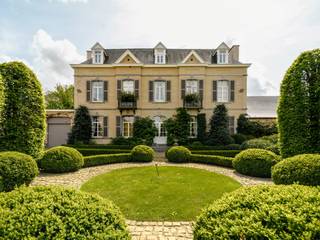 Dans le magnifique paysage du Condroz Namurois, le Château de Liernu, est entouré d’un parc de ± 5,4 ha agrémenté d'un étang comprenant...