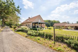 Gelegen te Aalter, midden in een idyllisch landschap en pal langs één van de mooiste paardenroutes van Vlaanderen, bevindt zich deze bijzonder smaakvol gerenoveerde eigendom op een perceel van circa 25.000 m².<br /><br />De woning combineert authentieke charme met hedendaags wooncomfort. Binnenin geniet u van een warme en gezellige leefomgeving met een ruime woonkamer, sfeervolle speksteenkachel, een prachtige landelijke keuken en een lichtrijke eetplaats die uitkijkt over de omliggende weides.<br /><br />De woning beschikt over drie volwaardige slaapkamers, twee verzorgde badkamers en tal van kwalitatieve afwerkingen die bijdragen aan het unieke karakter van deze eigendom.<br /><br />Buiten komt deze woning volledig tot haar recht. Vanuit de gezellige buitenlounge geniet u onder de brustor overkapping van een adembenemend panoramisch zicht en de rustgevende omgeving. Een absolute blikvanger van deze eigendom is de prachtige, recent gerealiseerde orangerie, uitgevoerd met een imposante eikenhouten dakconstructie en rondom voorzien van grote stalen raampartijen. Dankzij te openen ramen geniet u hier tijdens elk seizoen van een unieke verbinding met de omliggende natuur. Vanuit deze uitzonderlijke leefruimte strekt zich een adembenemend uitzicht uit over uw weilanden, waar rust, privacy en natuurbeleving centraal staan. Het is de ideale plek om te ontspannen, gasten te ontvangen of simpelweg te genieten van de stilte en het landelijke karakter van deze unieke locatie.<br /><br />Voor paardenliefhebbers is dit een buitenkans. De eigendom omvat ruime paardenweides, functionele paardenstallen en directe toegang tot de bekende Bulskampveldruiterroute, een prachtig netwerk van ruiterpaden door bossen, dreven en natuurgebieden.<br /><br />Verder beschikt het domein over een dubbele carport en voldoende buitenruimte voor zowel recreatief als professioneel gebruik.<br /><br />Een unieke eigendom voor wie droomt van landelijk wonen, rust, privacy en een directe verbinding met de natuur en het paardenleven.<br /><br />Troeven op een rijtje:<br /><br />Volledig gerenoveerde woning<br />3 slaapkamers<br />Prachtige keuken met eetplaats<br />Speksteenkachels<br />Veranda met fenomenaal uitzicht<br />Gezellige buitenlounge<br />Circa 25.000 m² grond<br />Paardenweides en stallen<br />Dubbele carport<br />Topligging langs de Bulskampveldruiterroute<br />Rustige en groene omgeving nabij Aalter<br /><br />Deze eigendom biedt een zeldzame combinatie van woonkwaliteit, natuurbeleving en hoogwaardige paardenfaciliteiten. Een droomlocatie voor de echte paardenliefhebber.