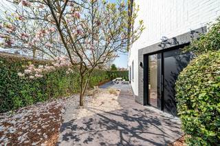 Move-in ready home with a delightful south-facing garden!<br />Looking for a bright, move-in ready home with a sunny garden and prime location in Knokke? This corner house is a true gem.<br />Its biggest asset? A fully south-facing garden that gets sun from morning till evening. Thanks to its corner position, the house enjoys extra daylight and a spacious feel. The garden is low-maintenance – perfect for carefree enjoyment.<br />Tucked away in a quiet, traffic-free street, yet just steps from Knokke’s vibrant center, this home offers peace and proximity all in one.<br />Layout: a bright living room, a large semi-open kitchen with an adjoining pantry and laundry area, with direct access to the garage. Upstairs: 4 bedrooms and 2 bathrooms – ideal for families or anyone who values space.<br />Bonus: in addition to the integrated garage, there’s room for two more cars in front of the house.<br />A home that’s ready to welcome you, renovated in 2017 and the windows are new sinds 2024. Come and experience the sunny vibe and calm charm for yourself.<br /><br />For more information or a site visit, please contact Tine Vandenberghe: T: 0497 53 45 29 or info@Tine.immo