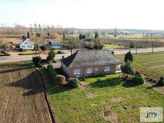 Deze ruime gelijkvloerse woning bevindt zich op een perceel van 5a55 aan de verbindingsweg tussen Wellen en Borgloon.We betreden de woning via de...