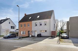 <p>Veelzijdige halfopen bebouwing (196 m²) op drie bouwlagen, centraal gelegen te Zonhoven.</p>
<p>Het gelijkvloers omvat een open leefruimte met keuken (kookeiland, inductie, oven, eilandschouw), berging met wasaansluiting en een lichtrijke veranda met pelletkachel en schuifdeuren naar de tuin. Verder twee slaapkamers waarvan de master met dressing en doucheruimte, plus een badkamer. Vooraan bevindt zich een zorgwoning met eigen wc en lavabo – ideaal als kangoeroewoning of praktijkruimte.</p>
<p>Op de eerste verdieping: twee ruime slaapkamers en een moderne badkamer met stoomcabine, regendouche, dubbele lavabo en toilet. De dakverdieping biedt een grote leefruimte met aansluitende slaapkamer en Velux-dakramen.</p>
<p>Achteraan een diepe, volledig omheinde tuin met graspartij, overdekt terras met pergola, paviljoen en tuinhuis. Verwarming via Viessmann-condensatieketel en pelletkachel. Zonnepanelen aanwezig. Verharde oprit vooraan.</p>
<p>Troeven: 5 slaapkamers – 3 badkamers (2 gelijkvloers + 1 verdieping) – zorgwoning met eigen sanitair – open keuken met kookeiland – veranda – diepe tuin met tuinhuis en overdekt terras – zonnepanelen - asbestveilig.</p>