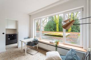Deze instapklare, slim ingedeelde studio werd volledig vernieuwd in 2021 en bevindt zich in de rustige Zonnewijzerstraat, op wandelafstand van parken, winkels en openbaar vervoer.<br />De ligging is een grote troef: vlak bij het Harmoniepark, het Albertpark en het Groen Kwartier, én in de onmiddellijke omgeving van leuke hotspots zoals PAKT met zijn daktuinen, Fosbury & Sons, Stadsbrouwerij De Koninck en Yust.<br />Dankzij een uitstekende mobiscore (9,6) zijn alle dagelijkse voorzieningen, invalswegen en openbaar vervoer vlot bereikbaar en de tram en bus stopt praktisch voor de deur.<br />Deze studio bevindt zich op de 1ste verdieping aan de rustige achterzijde van het gebouw met lift, wat zorgt voor optimale privacy en rust. Grote ramen laten veel natuurlijk licht binnen en bieden een prachtig groen uitzicht.<br />Via de inkomhal, voorzien van een apart toilet, kom je in de lichtrijke leef- en slaapruimte. Het slaapgedeelte is slim ingedeeld en geniet van extra privacy. Aansluitend vind je een strakke, moderne keuken, volledig uitgerust met hedendaags comfort. Vanuit de leefruimte heb je toegang tot een klein balkon, ideaal om van de buitenlucht te genieten. Bovendien is er een extra berging aanwezig.<br />De moderne badkamer beschikt over een inloopdouche en lavabo.<br />Maandelijkse provisie: 100 euro, inclusief o.a. verwarming, water en andere gemeenschappelijke kosten. .<br />Onmiddellijk beschikbaar.<br />EPC: B-label.<br />Surf naar www.walls.be of bel ons op 03 233 33 00 voor meer info of een bezoek ter plaatse.