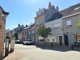 Groot woonhuis met een bewoonbare oppervlakte van ca. 255 m² verdeeld over 4 bouwlagen. Het huis beschikt over heel wat slaapkamers en kan mits de nodige renovatie omgetoverd worden tot een uniek stukje vastgoed aan onze kust.<br /><br />Indeling op vandaag: inkomhal met trap en toegang naar de leefruimte, grote keuken, ruime wasplaats en aansluitend nog een badkamer op het gelijkvloers.<br />Buiten kunt u genieten van een warme ingesloten stadstuin. Mits enkele afbraakwerken kunt u deze plaats omtoveren tot een heerlijke buitenruimte over de volledige perceelbreedte. De tuin is westelijk georiënteerd waardoor u vanaf de middag ongestoord kunt genieten van de zon. <br />Op de eerste, tweede en derde verdieping zijn er telkens 3 slaapkamers. Enkele kamers genieten van hun eigen douche-voorziening. Onder de nok nog een praktische opbergzolder voor stockage.<br /><br />Een bijzondere eigendom in het centrum van Heist met een enorm potentieel.<br /><br />Voor een vrijblijvend bezoek of meer informatie?<br />Contacteer Sacha Vanrafelghem op GSM 0487/43.79.10.