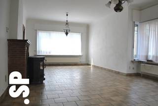 <p>De woning heeft de volgende indeling: Men komt binnen via de inkomhal (tegels; 15m²) die toegang geeft tot de ruime woonkamer (tegels; 39m²) met aansluitend de geïnstalleerde keuken (tegels, kasten, spoelbak, dampkap, keramisch kookvuur, oven, koelkast; 15m²) en de veranda (tegels; 12m²). Achter de keuken is nog een wasplaats/douchekamer voorzien (tegels; aansluiting wasmachine, douche, lavabo, toilet; 11m²). <br /><br />Op de 1ste verdieping zijn 2 slaapkamers aanwezig (tegels; 17m² - 16m²) en een bureauruimte (tegels, 6m²). Op de 2de verdieping bevindt zich de 3de slaapkamer (tegels, 15m²), een ingerichte badkamer (tegels, 2 lavabo's, bad met douchemogelijkheid, toilet; 7m²) en een CV-berging.<br /><br />De woning beschikt nog over een volledig ingerichte en geluidsdichte kelder die voorzien is van een eigen verluchtingssysteem.<br /><br />Verder is er een inpandige garage aanwezig en achteraan de woning een volledig omheinde tuin met tuinhuis.</p>
<p>- EPC = 352 kWh/m² (D)<br />- CV = Aardgas<br />- Kleine huisdieren zijn bespreekbaar!</p>
<p>Voor bijkomende inlichtingen of een bezoek ter plaatse kan u steeds vrijblijvend contact opnemen met Immo S|P op het nummer 014/59.10.20. of via info@immosp.be.</p>