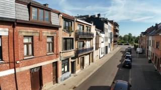 In 2025 onderging deze charmante rijwoning in het centrum van Lokeren een grondige en stijlvolle renovatie. De woning kreeg een volledige make-over...