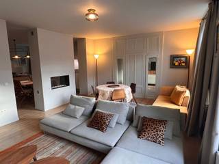 Duplex unique au 1er étage avec :Rez-de-chaussée: hall d'entrée avec escalier menant à l'étage:1er étage: WC séparé; living charmant avec insert au...