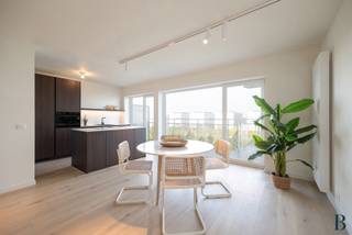 Locatie:
Dit appartement aan de Borsbeeksebrug in Berchem geniet van een centrale en vlot bereikbare ligging. U woont hier op wandelafstand van Berchem station en verschillende tram en buslijnen. Ook Te Boelaarpark bevindt zich in de buurt, net als winkels en de stad. Dankzij de nabijheid van belangrijke verbindingswegen combineert deze ligging comfort, mobiliteit en een aangename woonomgeving.

Indeling:
U betreedt het appartement via de inkomhal die uitgeeft op een ruime en lichtrijke leefruimte met veel zoninval. De vele raampartijen zorgen voor veel natuurlijke lichtinval in de leefruimtes. De natuurlijke geoliede eiken parketvloer loopt stijlvol doorheen het volledige appartement. De keuken is hoogwaardig afgewerkt en uitgerust met inductiekookplaat, vaatwasser, ijskast, combi oven en een werkblad in keramische steen. Verder beschikt het appartement over 2 slaapkamers, een badkamer en 2 terrassen die het wooncomfort extra versterken. Er is bovendien een aparte voorziening voor wasmachine en droogkast.

Berging: ruime kelderberging.
Fietsenstalling: aanwezig in het gebouw.

Troeven:
✓ Energiezuinig appartement met EPC A.
✓ Volledig hoogwaardig gerenoveerd.
✓ High end led verlichting inbegrepen.
✓ Twee terrassen

Technische gegevens:
Het appartement is uitgerust met een veiligheidsdeur en nieuwe ramen. De sanitaire en elektrische leidingen werden vernieuwd, net als de cv leidingen en radiatoren. De high end led verlichting is inbegrepen en geniet van 5 jaar garantie. De keuken wordt aangeboden met garanties op kasten en toestellen.

Extra:
Algemene kosten in aanvraag 
De keuken wordt aangeboden met garanties op kasten en toestellen en ook de verlichting is inbegrepen.
Renovatie plicht niet van toepassing
Stedenbouw: Wg

Benieuwd naar de waarde van je woning? Vraag een gratis schatting aan via lex@bauwensvastgoed.be
