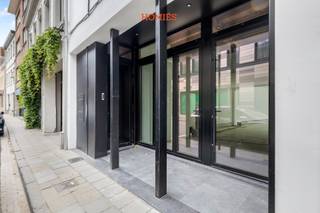 Graag stellen wij u deze lichtrijke handelsruimte voor, ideaal gelegen in het centrum van Leuven, in de levendige Tiensestraat , recht tegenover...