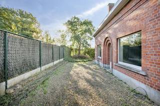 De woning biedt een veelzijdige indeling met tal van mogelijkheden. Bij het binnenkomen word je verwelkomd in een inkomhal die toegang geeft tot de gezellige leefruimte met authentieke haard, een afzonderlijke eetruimte en een eenvoudige keuken. Daarnaast is er een basis badkamer aanwezig.<br /><br />De ruime garage/loods vormt een absolute meerwaarde en leent zich uitstekend als opslagruimte, atelier of professionele werkplek.<br /><br />Op de eerste verdieping bevindt zich een ruime, open verdieping. Deze ruimte kan naar eigen wens worden ingericht als een royale slaapkamer met dressing en badkamer, of worden opgedeeld in twee slaapkamers met een aparte badkamer.<br /><br />EXTRA TROEVEN<br /><br />- Zonnewering en airconditioning aanwezig<br />- Kelder: ideaal als technische ruimte of bijkomende opslag<br />- Gezellig stadstuintje met tuinhuis en extra bergruimte<br />- Maar liefst 7 open parkeerplaatsen en 1 overdekte parkeerplaats<br /><br />Uitstekende bereikbaarheid, met een vlotte verbinding naar Waregem en de E17<br /><br />Dankzij de combinatie van wonen, werken en ruime opslagmogelijkheden is dit pand bijzonder geschikt voor wie op zoek is naar een multifunctionele eigendom met karakter en potentieel.<br /><br />Dit pand is onderworpen aan de renovatieverplichting van de Vlaamse overheid voor residentiële gebouwen (behoudens bij sloop binnen 5 jaar na de aankoop). Consulteer voor meer informatie de website van het Vlaams Energie- en Klimaatagentschap via https://www.vlaanderen.be/een-woning-kopen/renovatieverplichting-voor-residentiele-gebouwen<br /><br />Bestuursmaatregelen in het maatregelenregister: in aanvraag