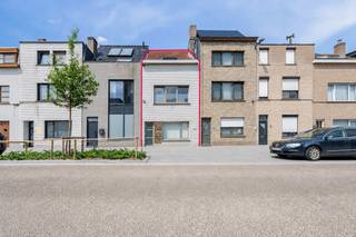 Deze woning met 3 slaapkamers en een gezellig terras is gelegen langs de Mariakerkelaan te Oostende. Vlakbij scholen, winkels en openbaar vervoer. Ideaal voor gezinnen en starters.Indeling:*Gelijkvloers: - Inkomhal met gastentoilet- ruime leefruimte - open keuken voorzien van een koelkast, vaatwasmachine combi microgolfoven en inductiekookplaat. - berging voorzien van een aansluiting wasmachine met toegang tot het terras- terras (61m²)*Eerste verdieping - nachthal - badkamer voorzien van douche, lavabomeubel en toilet- slaapkamer 1 (12m²)- slaapkamer 2 (18m²)*2de verdieping- slaapkamer 3 (31m²) of hobbyruimtePluspunten:- zonnig terras met weinig inkijk (veel privacy)- perfect voor starters of gezinnen - ideale ligging, nabij scholen, winkels en openbaar vervoer. - positieve elektrische keuring Op zoek naar een gezellige woning te koop te Oostende? Contacteer ons voor een bezoek ter plaatse. Bestuursmaatregelen in het maatregelenregister: in aanvraag
