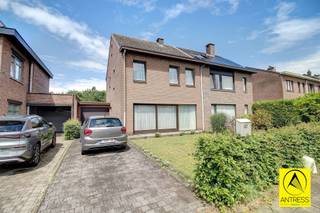 <p><span>Ideaal gelegen half open bebouwing op een perceel van 310m² met prachtig zicht op groen.<br />De woning beschikt thans over 3 slaapkamers maar kan makkelijk worden uitgebreid naar 5 slaapkamers door de zolder in te richten.<br />Uitbouwen op de eerste verdieping tot 13 meter bouwdiepte is ook mogelijk.</span></p><p><span>Verder beschikt de woning over een zeer ruime multifunctionele kelder (63m²) met hoge plafonds.</span></p><p><span> </span></p><p><span>Omschrijving:</span></p><p><span>De woning beschikt over een gezellige voortuin met oprit richting de garage.</span></p><p><span>De inkomhal is voorzien van vestiairekast en gastentoilet met handenwasser.<br />De leefkamer geniet via de kamerhoge ramen van veel lichtinval, thans ingedeeld met salon, bar en eetkamer met prachtig zicht op de tuin.</span></p><p><span>De keuken is verouderd maar steeds perfect onderhouden, in de keuken is een ontbijt hoek voorzien.</span></p><p><span>Via de keuken bereiken we de garage met aansluiting voor wasmachine en droogkast.<br />Via een trap in de garage bereiken we de zeer ruime kelder met hoge plafonds.</span></p><p><span>In de kelder treffen we de installatie van de centrale verwarming op warme lucht, de brander op gas werd in 2017 nog vervangen.</span></p><p><span>De tuin geniet heel de dag zon en grenst aan een prachtige groene zone.</span></p><p><span>Op de eerste verdieping treffen we 3 slaapkamers en badkamer.<br />De badkamer is uitgerust met apart wc, douche, ligbad en dubbele lavabo.</span></p><p><span>Via de plooitrap bereiken we de zolder, de mogelijkheid bestaat hier een vaste trap te plaatsen en extra slaapkamers/ badkamer te voorzien.</span></p><p><span>Het dak beschikt over asbestleien, dit materiaal valt onder de mijlpaal van 2034. </span></p><p><span> </span></p><p><span>Contacteer ons snel voor een bezoek ter plaatse!</span></p>