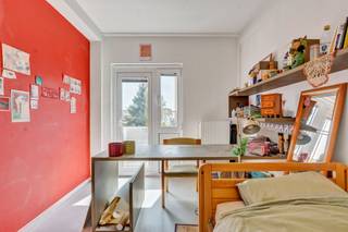 Op de 4ᵉ verdieping van een hedendaags gebouw bekoort deze lichtrijke studentenstudio van ongeveer 19 m² met zijn hoge raampartijen en zijn balkon met een vrij uitzicht over de daken. De studio beschikt over een slaaphoek, een bureauhoek en een ingebouwde kastruimte, evenals een privédoucheruimte met WC.Het gebouw beschikt over een volledig uitgeruste gemeenschappelijke keuken (oven, kookplaat, dampkap, koelkast, microgolfoven) in een gezellige ruimte.<br />Ideaal gelegen in Elsene, op wandelafstand van het openbaar vervoer en de universitaire campussen, is dit kot perfect voor een student die op zoek is naar comfort en een centrale ligging.<br />Huurprijs: € 795/maand, kosten inbegrepen (elektriciteit, gas, water en internet).