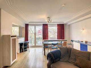 Dit instapklaar appartement bevindt zich op een ideale locatie te Kortrijk, nabij het Groeningepark en het Stadspark 't Plein alsook op wandelafstand van alle nodige faciliteiten.<br /><br />Indeling van het appartement: <br />inkomhal - gastentoilet - berging met aanwezigheid van wasmachine - leefruimte - geïnstalleerde keuken - slaapkamer 1 met toegang tot het terras - slaapkamer 2 - badkamer (ligbad met douchemogelijkheid en lavabomeubel) - kelderberging.<br /><br />ALGEMEEN:<br />-De ligging is perfect<br />-Rustig met een park voor de deur<br />-Centrum Kortrijk en Delhaize op wandelafstand<br />-Op zéér korte afstand van R8 en vlotte bereikbaarheid van snelwegen in alle richtingen <br />- Gemeenschappelijke kosten: €70/maand<br /><br />Meer info of een bezoek? <br />Surf snel naar onze website www.dewaele.com