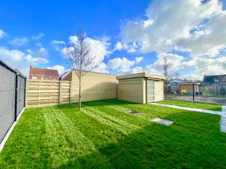 MAIL NAAR CHADIA@WIJSVASTGOED.BE VOOR EEN BEZOEKAANVRAAG - TELEFONISCH WORDEN ER GEEN BEZOEKEN INGEPLAND !<br /><br />Deze moderne woning heeft een enorm goede ligging te Maldegem, met alles zeer nabij maar toch ligt dit woonhuis in een heel rustige en kleinschalige woonwijk, dit is een absolute TOPlocatie ! <br />Dit woonhuis voldoet aan alle hedendaagse wensen &amp; energiezuinigheid ! Er is een zeer aangename &amp; lichtrijke leefruimte met open keuken en een volledig aangelegde tuin! Op de bovenverdieping heeft u 3 mooie slaapkamers en een moderne badkamer ! <br /><br />Indeling: inkom, apart toilet, ruime leefruimte met open keuken, berging/wasplaats en de zonnige tuin met tuinberging.<br />1ste verdieping: 3 slaapkamers, badkamer met toilet, inloopdouche &amp; bad en de handige opbergzolder. <br />+ de handige oprit met carport. <br /><br />Meer info of een bezoek? MAIL naar chadia@wijsvastgoed.be voor een bezoekaanvraag !