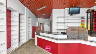 Polyvalent handelspand met duplexappartement in hartje Lanaken!Dit te renoveren pand is gelegen in Lanaken, midden in het centrum op de winkelstraat...