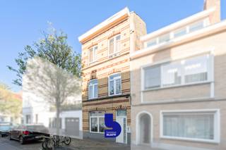 Ontdek deze uitzonderlijk ruime woning met een topligging in Oostende! Gelegen vlakbij een bushalte, op korte afstand van de autosnelweg en op slechts tien minuten fietsen van het bruisende stadscentrum, geniet u hier van een uitstekende bereikbaarheid. Dit vertaalt zich in een indrukwekkende mobiscore van maar liefst 9/10.<br /><br />Met een bewoonbare oppervlakte van 208 m² biedt deze woning een zee aan ruimte en mogelijkheden. Oorspronkelijk ingericht als drie appartementen, werd het pand door de huidige eigenaar opnieuw omgevormd tot één ruime gezinswoning. Dit maakt het geheel bijzonder veelzijdig en interessant voor diverse woon- of investeringsprojecten.<br /><br />De woning kreeg reeds de nodige zorg en aandacht, maar biedt nog ruimte voor verdere afwerking naar eigen smaak en wensen — een unieke kans om uw droomwoning volledig te personaliseren.<br /><br />Met 5 slaapkamers, een EPC-label D en een conforme elektrische keuring beschikt u bovendien over een solide basis om verder op te bouwen.<br /><br />Laat u verrassen door de charme en het potentieel achter deze prachtige voorgevel. Plan vandaag nog uw bezoek en ontdek zelf de mogelijkheden van deze unieke eigendom!