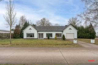 LOCATIE, LOCATIE, LOCATIE!Jep, daar begint het mee toch? En laat dit stulpje daar nu nét in uitblinken, want deze vrijstaande woning staat op een...