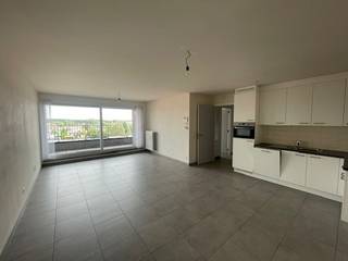 Jong 2-slaapkamerappartement vlakbij het station van Harelbeke. Gelegen op de 5de verdieping (met lift) en bestaande uit een ruime inkomhal, berging/wasplaats, apart toilet, badkamer en 2 volwaardige slaapkamers. Woonkamer met open keuken en een ruim terras met mooi verzicht. Bovengrondse autostaanplaats achteraan het gebouw is inbegrepen in de huur.<br />Beschikbaar uiterlijk 1 september. Huurprijs: 735 €/maand +75 € syndic= 810 €. Afspraken enkel per mail.