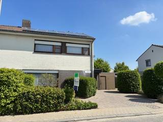 Rustig gelegen, halfopen woning met 3 slaapkamers, tuin en garage op wandelafstand van de Leie en de Zavelput. Energielabel D, zonnepanelen...
