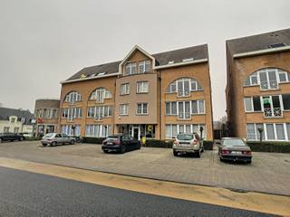Prachtig dakappartement met 2 slaapkamers in Geel. <br /><br />U komt binnen in de inkomhal met apart toilet. Van hieruit bereikt u de leefruimte met aanpalend de ingerichte keuken. <br /><br />Via een schuifraam komt u terecht op het ruime zonnige terras. Tevens vindt u twee slaapkamers en een badkamer voorzien van een lavabo en ligbad/douchecombinatie. <br />Verder is er een berging aanwezig. Achteraan het gebouw is er parking in een carport voorzien.<br /><br />Beschikbaar vanaf 01/05/2026. <br />De gemeenschappelijke kosten bedragen 50 euro maar deze zijn inbegrepen in de totale huurprijs van 760 euro.<br /><br />De troeven:<br /><br />- 2 slaapkamers<br />- Gunstig gelegen<br />- Autostaanplaats<br />- Zeer ruim terras<br /><br />Heb je interesse? Vraag uw bezoek aan via onze website https://www.immovl.be/te-huur/list en druk op de knop 'IK WENS EEN BEZOEK'.