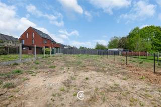 <p>Deze halfopen wind- en waterdichte nieuwbouwwoning op een rustige topligging in Haaltert!</p><p>De woning beschikt over een aparte garage, een ruime leefruimte met keukenberging, bureau en apart toilet op het gelijkvloers.<br />Op de verdieping vinden we 3 slaapkamers, badkamer, apart toilet en een berging.<br />De bovenste verdieping is toegankelijk via een vaste trap en biedt de mogelijkheid tot het creëren van 2 extra slaapkamers, hobbyruimte of bergruimte.</p><p>Twee aankoopmogelijkheden:</p><p>Aankoop in huidige casco staat<br />Perfect voor wie zelf wil instaan voor de verdere afwerking en volledige vrijheid wenst in materiaalkeuze en indeling.</p><p>Aankoop afgewerkt – meerprijs €80.000<br />De woning kan, mits een prijs van €80.000, volledig worden naar een kwaliteitsvolle standaard inclusief:</p><p>Verwarming<br />Elektriciteit<br />Sanitaire toe- en afvoerleidingen<br />Verwarming (vloerverwarming en warmtepomp)<br />Ventilatie<br />Vloerisolatie<br />Chapewerken<br />Pleisterwerken</p><p>Bij akkoord over de prijs kan de afwerking op korte termijn gebeuren, zodat u bij de akte zonder zorgen snel kan intrekken.</p><p>Bijkomend voordeel:<br />Aankoop én verdere afwerking kunnen gebeuren aan het verlaagde btw-tarief van 6%, dankzij het stelsel voor sloop en heropbouw (onder voorwaarden). Dit zorgt voor een aanzienlijk financieel voordeel voor de koper.</p>