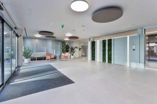 Aan de Sneeuwbeslaan in Wilrijk vindt u een professionele werkomgeving in een groene, rustige setting. Dit gerenoveerde gebouw maakt een vlotte bedrijfsvoering mogelijk dankzij de bereikbaarheid en kantoorfaciliteiten. <br /><br />Highlights: <br />- Oppervlakte van 64 m²<br />- Strategische ligging nabij E19, A12 en de Antwerpse ring<br />- Parkeerplaats met 20 EV-laders (€630/jaar) <br />- Kantoren met airconditioning, LED-verlichting en opengaande ramen<br />- Aanwezigheid van gemeenschappelijke receptie en cateringmogelijkheden<br />- Duurzaamheid dankzij zonnepanelen en LED-sensoren<br />- Mogelijkheid tot huur van vergaderzalen en archiefruimtes<br /><br />Interesse? Neem dan snel contact op! <br /><br />EPC: X