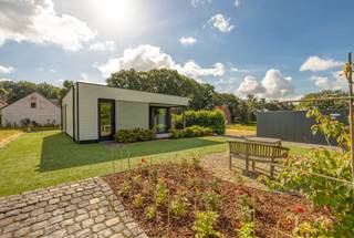 Charmante en energiezuinige bungalow gelegen in een rustige wijk vlakbij het Albertkanaal en omgeven door een prachtige bosrijke omgeving. Deze...