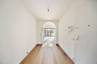 Vlakbij het centrum van Brasschaat, maar toch rustig en omringd door groen, vinden we dit lichtrijke appartement aan de Miksebaan met een uniek...