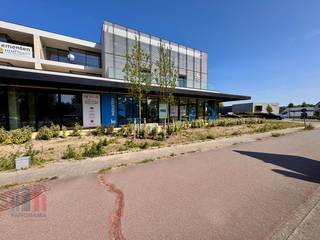 Fenomenaal gelegen nieuwbouw handelspand met een oppervlakte van 498 m² (uitbreidbaar tot 1.302 m²) te huur langs de bedrijvige Ieperse Steenweg,...