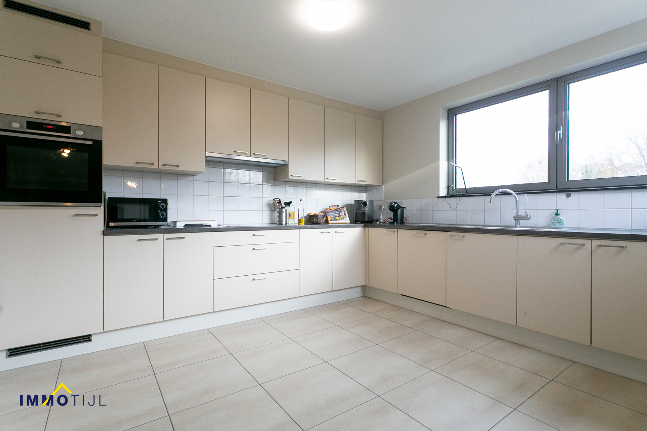 Ruim en lichtrijk appartement met terras en garagebox. - foto 5