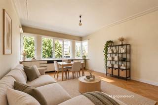 <p><span>Ben je op zoek naar een instapklaar en functioneel appartement in een karaktervol art-decogebouw, vlak bij het Mastvestpark? Dan is dit charmante tweeslaapkamerappartement zeker een bezoek waard. De prachtige visgraatparket, hoge plafonds, overvloedige lichtinval en de rustige ligging aan de achterzijde van een statig art-decogebouw zorgen voor een warme en aangename woonbeleving. Hier geniet je van een geslaagde combinatie van karakter, comfort en praktisch woonplezier.</span><span> </span><span>Met een gemeenschappelijke fietsenberging en twee privatieve bergingen geniet je bovendien van heel wat extra opbergruimte.</span></p><p><span> </span></p><p><span>Authentieke charme & veel licht</span></p><p><span>Via de lift of de trap bereik je het appartement op de eerste verdieping. Achter de veilige, brandwerende inkomdeur met zevenpuntssluiting kom je binnen in de inkomhal op prachtige doorlopende visgraatparket. De ingemaakte kast biedt meteen handige opbergruimte en vanuit de hal heb je toegang tot het aparte gastentoilet en de leefruimte. De woonkamer baadt in het daglicht dankzij de brede raampartijen over de volledige gevelbreedte. De warme visgraatparket, de hoge plafonds met sierlijke moulures en de rustige ligging zorgen voor een aangename sfeer. Je hebt hier moeiteloos plaats voor een ruime zithoek én een gezellige eethoek. De aparte keuken bevindt zich aan de andere kant van het appartement en is praktisch ingericht met een oven, vaatwasser, koelkast, dubbele spoelbak en voldoende kastruimte. Via de keuken stap je het balkon op, ideaal om even buiten te genieten of je kruidenplantjes een plaats te geven.</span></p><p><span> </span></p><p><span>2 rustige slaapkamers</span></p><p><span>Via de nachthal, eveneens afgewerkt met de originele visgraatparket, bereik je de twee slaapkamers en de badkamer. De ruime master bedroom geniet van veel natuurlijk licht en is uitgerust met een vliegenraam. Ook de tweede slaapkamer is een volwaardige kamer met dubbele ramen en dezelfde mooie parketvloer. Ideaal als kinderkamer, bureau of logeerkamer. De badkamer is volledig betegeld en beschikt over een ligbad en lavabo. Bovendien beschikt het appartement over maar liefst twee extra bergingen, waardoor je nooit opslagruimte tekortkomt waarvan één in de kelder en één op de mansardeverdieping</span></p><p><span> </span></p><p><span>Groen wonen met de stad binnen handbereik</span></p><p><span>De geliefde Tentoonstellingswijk combineert rust met een uitstekende bereikbaarheid. Tram 2 en 6 stoppen letterlijk voor de deur en op amper vijftig meter vind je een Velo-station. Met de wagen bereik je in enkele minuten de Ring en de A12. Voor je dagelijkse boodschappen hoef je niet ver, terwijl je voor een wandeling of een sportieve namiddag terechtkunt in het Middelheimpark, Nachtegalenpark of langs de Mastvest. Ook de sportterreinen aan de Wilrijkse Pleinen liggen vlakbij.</span></p><p><span> </span></p><p><span> </span></p>