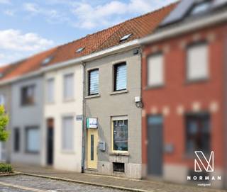 Gezellige instapklare woning met 3 slaapkamers in de Pius X wijk te Kortrijk. <br /><br />De woning heeft een inkomhall, lichtrijke open leefruimte met keuken en een badkamer met lavabomeubel en douche. Er is een afzonderlijk toilet. Op de eerste verdieping vinden we 2 slaapkamers, op het tussenverdiep is er nog een slaapkamer. De zolder is op vandaag niet ingericht maar biedt tal van mogelijkheden door de vaste trap die al aanwezig is. De woning heeft ook een praktische kelder.<br /><br />Een leuke extra is het achtertuintje/terras mét buitenbar!<br /><br />Dankzij het EPC D is er op vandaag geen renovatieplicht.<br /><br />Parkeren kan voor de deur, of er kan in de buurt een garage gehuurd worden.