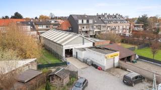 <p>Te koop: handelspand in het centrum van Grimbergen, gelegen aan de Wolvertemsesteenweg met uitstekende bereikbaarheid.</p><p>Dit veelzijdige pand uit 1970 biedt een unieke handelslocatie met ruime parkeermogelijkheden, ideaal voor commerciële activiteiten of als projectgrond. Dankzij de toegang zowel langs de steenweg als langs de achterzijde is het pand vlot bereikbaar voor klanten en leveranciers. De ligging in een drukke handelswijk, nabij scholen, openbaar vervoer en invalswegen, maakt dit een strategische investering.</p><p>Belangrijkste ruimtes:</p><p>• Handelsruimte (232,3 m²) met veel mogelijkheden voor inrichting</p><p>• Appartement (115,7 m²) geschikt voor bewoning of verhuur</p><p>• Andere unit (211,5 m²) voor opslag of extra commerciële invulling</p><p>• Garage/werkplaats (299,0 m²) met ruime parkeercapaciteit</p><p>• Huis (142,0 m²) met diverse gebruiksmogelijkheden, te renoveren</p><p>Troeven:</p><p>• Unieke handelslocatie met veel parking</p><p>• Mogelijkheden voor commerciële activiteiten of projectontwikkeling</p><p>• Toegang langs de steenweg én langs de achterzijde</p><p>Neem vandaag nog contact op met uw ERA-makelaar voor een bezoek.</p><p>JOUW DROOMHANDELSPAND. ZO GEVONDEN!</p>