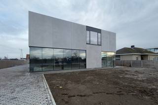 Uitzonderlijk modern en stijlvol nieuwbouw kantoor/showroom met een oppervlakte van 390 m² te huur. Uitstekend gelegen langs én met fenomenale visibiliteit van de N60 met onmiddellijke verbinding naar de E17. De mooie glaspartijen benadrukken de moderne en open uitstraling van de ruimte met een overvloed aan natuurlijk lichtinval. Het gebouw bied nog een mogelijkheid om op de eerste verdieping extra ruimte bij te huren. De ruimtes worden casco opgeleverd. <br />De ruimtes worden nog van volgende afwerking voorzien: sanitair, verwarming, koeling, ventilatie, volledig uitgeruste keuken, douche, parlofoon, zonnewering, systeemplafond, computervloer, ... Tevens aanwezigheid van veel groen en ruime parkeermogelijkheden. Beschikbaar eind 2025. 