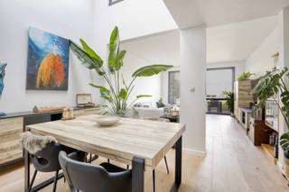 Stijlvol gerenoveerde woning met tuin op toplocatie in het centrum van Pittem<br /><br />Deze prachtige woning, gelegen op de Markt van Pittem, werd volledig en kwalitatief gerenoveerd volgens een goedgekeurd architectenplan. De woning werd tot op de structuur gestript en vervolgens volledig heropgebouwd, waarbij werkelijk alles werd vernieuwd.<br /><br />Zo werden onder meer de ramen, het dak, de elektrische installatie, de keuken, de badkamer en alle vloerafwerkingen vervangen. Bij de renovatie werd bijzonder veel aandacht besteed aan kwaliteit, afwerking en een tijdloze, smaakvolle uitstraling. Zo zijn er overal elektrische rolluiken en vliegenramen en kan de koepel in de keuken open.<br /><br />De centraal gelegen keuken vormt het hart van de woning en werd opengewerkt tot in de nok van het dak. Hierdoor geniet de woning van een uitzonderlijk ruimtelijk gevoel en een overvloed aan natuurlijk licht.<br /><br />Dankzij het gunstige EPC-label B bent u verzekerd van een energiezuinige woning die zonder bijkomende investeringen onmiddellijk instapklaar is. De verwarming gebeurt via centrale verwarming op aardgas.<br /><br />Er is een mogelijkheid om een staanplaats bij te huren aan de overkant van de straat voor 35 euro per maand.<br />Verder kan men overal gratis parkeren in de straat en op de Markt.<br />Bent u op zoek naar een instapklare woning met karakter, licht en comfort op een centrale ligging? Dan is deze woning absoluut een bezoek waard.