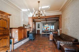 <p><span>Te renoveren woning (165 m²) met 2 slaapkamers, tuin (100 m²) en 2 garageboxen in Hoevenen</span></p><p><span>In de Kerkstraat in Hoevenen is deze halfopen bebouwing gunstig gelegen. Winkels, supermarkten, scholen en andere dagelijkse voorzieningen zijn vlot bereikbaar. Ook het openbaar vervoer en de belangrijkste verbindingswegen bevinden zich in de nabije omgeving, waardoor je geniet van een goede bereikbaarheid richting Antwerpen en de omliggende gemeenten.</span></p><p><span>De woning is toe aan renovatie, maar biedt dankzij haar gunstige indeling en solide basis heel wat potentieel om er een eigentijdse thuis van te maken. Recent is er wel reeds een verwarmingsketel geïnstalleerd. Met een EPC-label E geldt er een renovatieverplichting. Een bijzondere extra troef zijn de 2 garageboxen achter de woning, die inbegrepen zijn in de aankoopprijs.</span></p><p><span>Via de inkom- en traphal betreed je de woning. Op het gelijkvloers bevindt zich de woonkamer met aangrenzende keuken, samen goed voor een oppervlakte van 40 m². De ruimtes genieten van  een aangename hoeveelheid natuurlijke lichtinval en bieden tal van mogelijkheden voor een nieuwe inrichting. Verder vind je achteraan een praktische berging/werkplaats van 16 m², een apart toilet en een veranda van 10 m² die uitgeeft op de noord-gerichte tuin van 100 m².</span></p><p><span>Op de eerste verdieping bevinden zich 2 ruime slaapkamers van elk 17 m² en een badkamer van 8 m². Via een vaste trap bereik je de zolderverdieping van 25 m², die een waaier aan invulmogelijkheden biedt. Tot slot beschikt de woning over een kelder.</span></p><p><span>Ben je op zoek naar een woning met ruimte, een tuin en vooral veel mogelijkheden om jouw eigen woonideeën te realiseren? Dan is dit renovatieproject in Hoevenen zeker het ontdekken waard!</span></p><p><span>Bewoonbare opp. 165 m² ref.: bruto vloeropp. EPC E. Voor meer info of een gratis schatting surf naar </span><span><span>www.hansimmo.be</span></span></p><p><span> </span></p>
