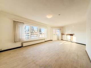 Cet APPARTEMENT soigné et PRÊT À EMMÉNAGER, situé au deuxième étage, allie ESPACE, LUMIÈRE et CONFORT à quelques pas du CENTRE de Renaix. Le...